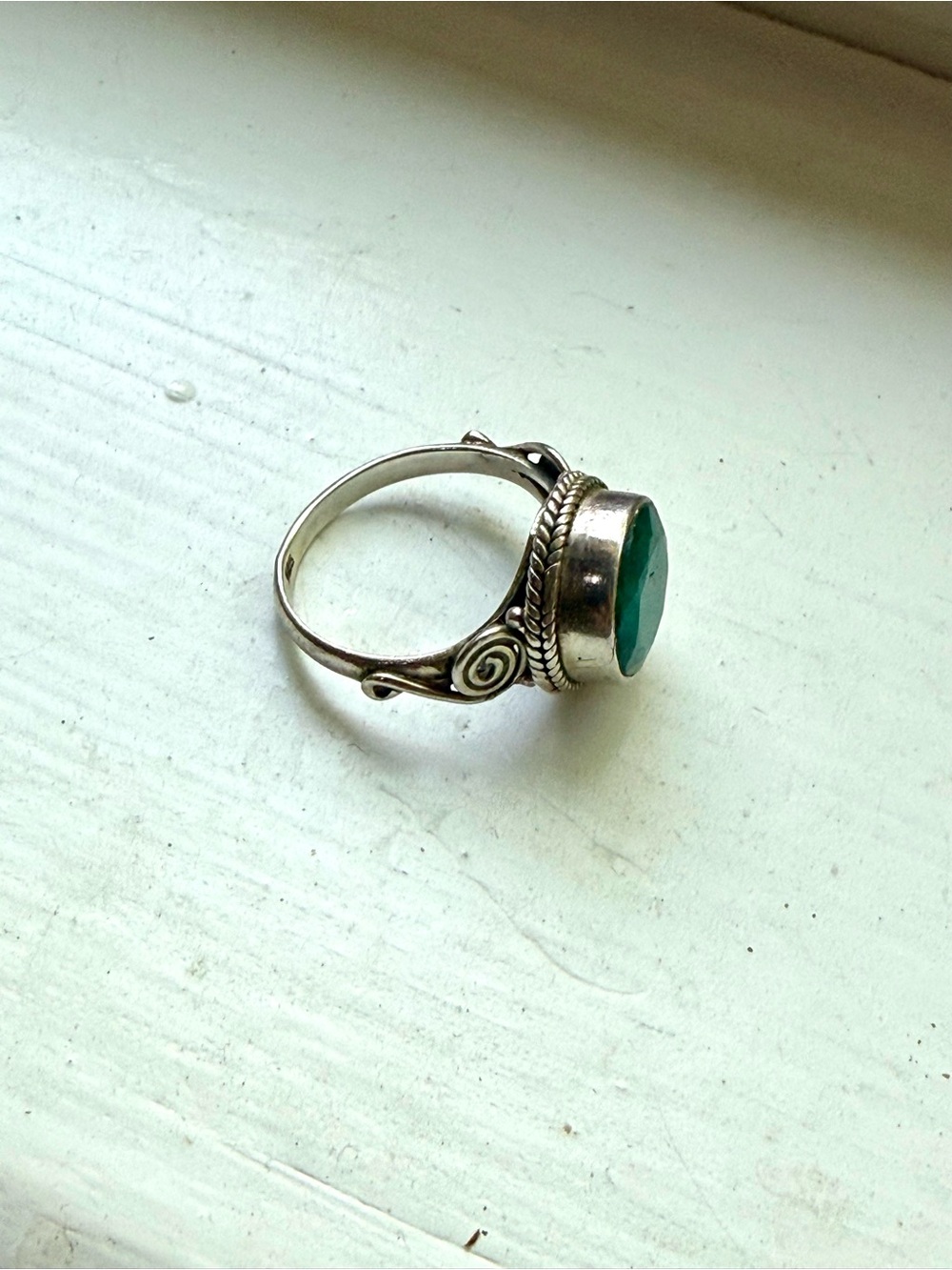 Sterling ring with green stone. - Picture 5 of 10